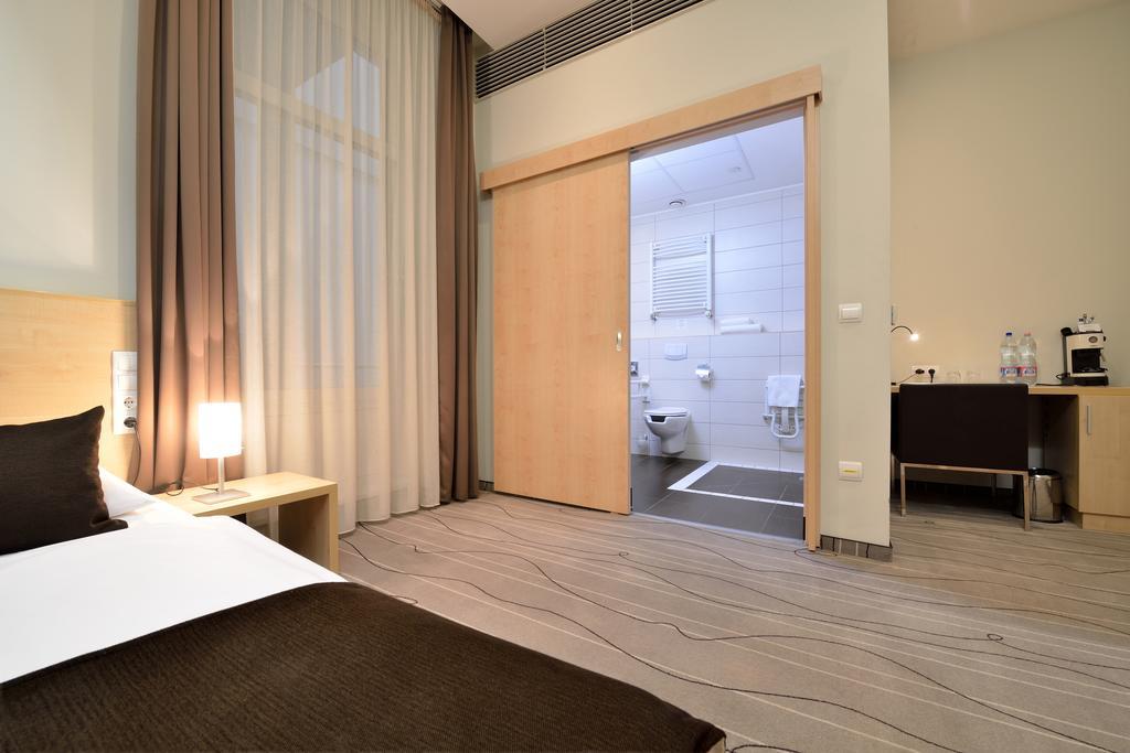 Promenade Hotel
